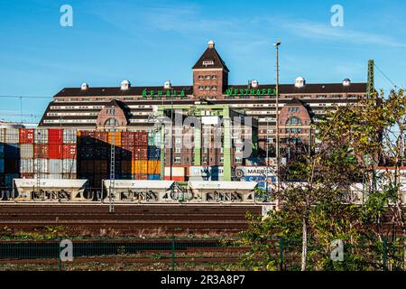 Vista dello storico edificio Westhafen Behala dal giardino cittadino, Moabit-Mitte, Berlino, Germania Foto Stock