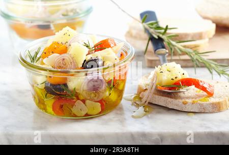 Manchego sottaceto con peperoni, scalogni, olive e pane Foto Stock