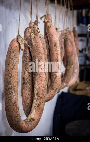 Essiccazione delle salsicce, macellazione tradizionale del maialino nero di Maiorca, Isole Baleari, Spagna. Foto Stock