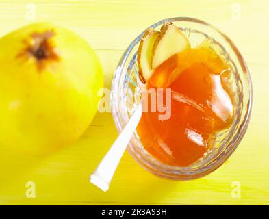 Gelatina di mele cotogne con succo di ananas e zenzero Foto Stock