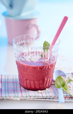 Un frullato per la colazione con frutti di bosco, vaniglia, limone, bevanda di riso, yogurt e balsamo al limone Foto Stock