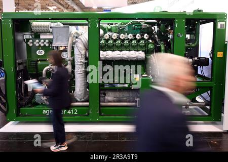 Essen, Germania. 23rd maggio, 2023. I visitatori della fiera passeranno davanti a un'unità combinata di energia termica e termica 'Agenitor 412' di 2G Energy AG. Tali centrali combinate di calore ed energia, che generano sia elettricità che calore, sono altamente efficienti e possono essere utilizzate in modo flessibile. La fiera dell'energia 'e-World Energy & Water' con 800 espositori provenienti da 27 paesi mostra le innovazioni sul tema dell'energia fino al 25 maggio 2023. Credit: Federico Gambarini/dpa/Alamy Live News Foto Stock