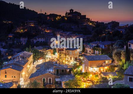 Restaurantes y la iglesia parroquial de San Juan Bautista , situada en la parte alta de la Villa de Deià. Sierra de Tramuntana. Mallorca. Islas Baleares. España. Foto Stock