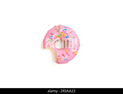Foto modificata. Ciambella di fragola disordinata isolata su sfondo bianco. Foto Stock
