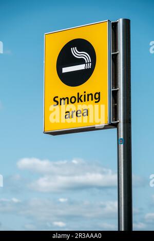 London Heathrow Airport, 16 2023 maggio, Looking Up at An Outside Smoking Area Sign Against A Blue Sky Terminal 2 London Heathrow Airport with No people Foto Stock