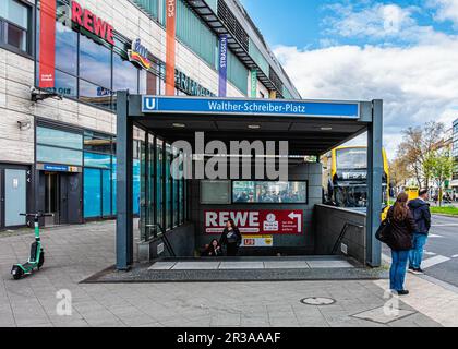 La stazione della metropolitana U Walther-Schreiber-Platz serve la linea U9 ed è stata aperta il 29 gennaio 1971 a Friedenau, Tempelhof-Schöneberg, Berlino. Foto Stock