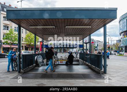 La stazione della metropolitana U Walther-Schreiber-Platz serve la linea U9 ed è stata aperta il 29 gennaio 1971 a Friedenau, Tempelhof-Schöneberg, Berlino. Foto Stock