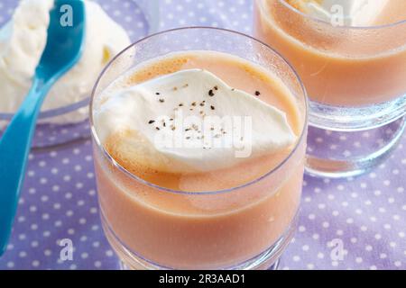 Latte di carota saporito con arancia e panna montata Foto Stock