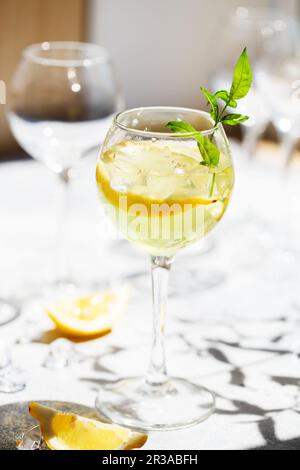 Limonata o mojito cocktail con limone e menta, bevanda rinfrescante fredda o bevanda con ghiaccio. Homemad Foto Stock