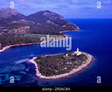 Isla y faro de Alcanada. Bahia de Alcudia.Mallorca .Baleares. España. Foto Stock