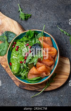 Avocado, salmone affumicato e insalata di spinaci Foto Stock