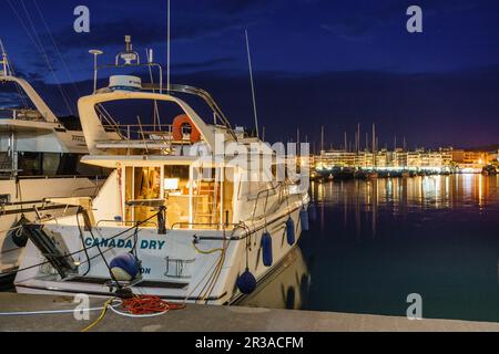 yate de lujo,enbarcaciones de recreo, puerto de Alcudia,Mallorca, isole balneari, Spagna. Foto Stock