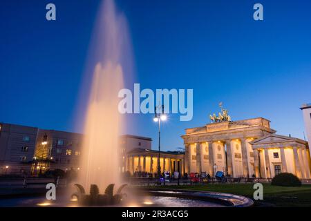 La puerta de Brandenburgo, obra del arquitecto Carl Gotthard Langhans, Berlino, Alemania, l'Europa. Foto Stock