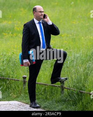 Monaco, Germania. 23rd maggio, 2023. Albert Füracker (CSU), ministro delle Finanze bavarese, arriva per una conferenza stampa dopo una riunione del gabinetto. Credit: Sven Hoppe/dpa/Alamy Live News Foto Stock