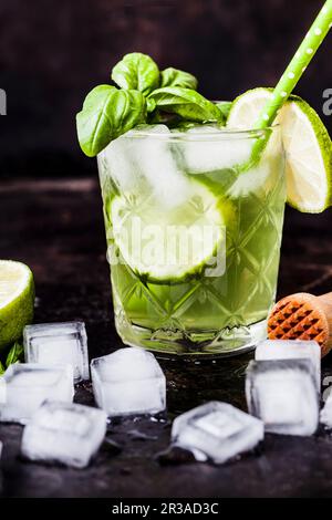 Il Gin basilico smash con calce Foto Stock