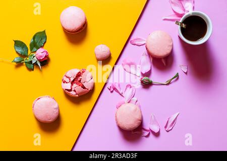 Amaretti rosa ripieni di crema di lamponi Foto Stock