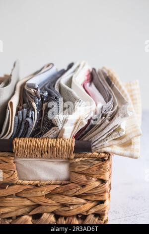 Tessile cucina. stack di tessuti in diversi colori e texture, primo piano. Asciugamani da cucina su cui Foto Stock