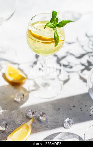 Limonata o mojito cocktail con limone e menta, bevanda rinfrescante fredda o bevanda con ghiaccio. Homemad Foto Stock