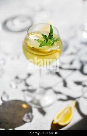 Limonata o mojito cocktail con limone e menta, bevanda rinfrescante fredda o bevanda con ghiaccio. Homemad Foto Stock