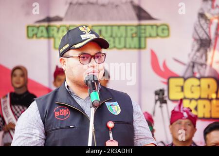 Il reggente di Kediri Hanindhito Himawan Pramana (Mas Dhito) a Kirab tumpeng hasil bumi (ringraziamento contadino) per celebrare l'indipendenza indonesiana Foto Stock