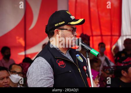 Il reggente di Kediri Hanindhito Himawan Pramana (Mas Dhito) a Kirab tumpeng hasil bumi (ringraziamento contadino) per celebrare l'indipendenza indonesiana Foto Stock