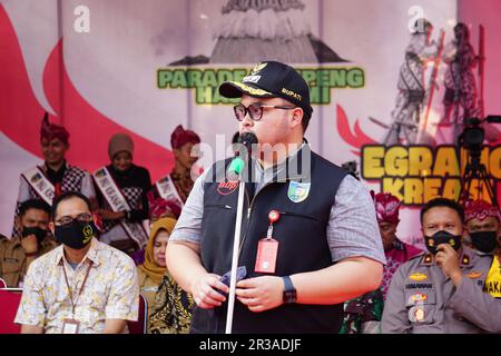 Il reggente di Kediri Hanindhito Himawan Pramana (Mas Dhito) a Kirab tumpeng hasil bumi (ringraziamento contadino) per celebrare l'indipendenza indonesiana Foto Stock