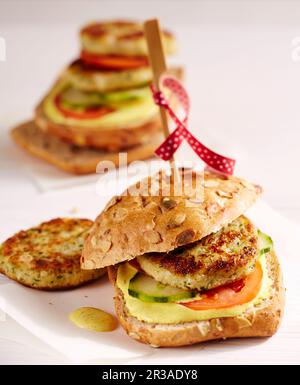 Hamburger vegetariani di cavolfiore preparati con patate, pangrattato con maionese al curry e yogurt su un rotolo integrale Foto Stock