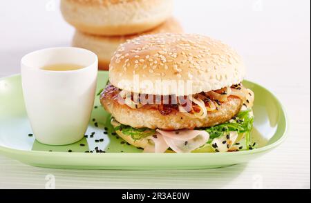 Hamburger di tonno giapponese con zenzero di sushi, sesamo nero e insalata di wakame Foto Stock