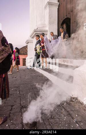 Boda en la Iglesia de Santo Tomás, Chichicastenango ,municipio del Departamento de El Quiché, Guatemala, America centrale. Foto Stock