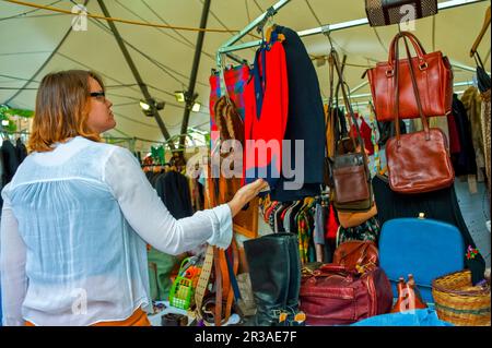 Londra, Regno Unito, shopping donna, abbigliamento vintage, mercato di Portobello Road, borse di seconda mano pubbliche Foto Stock