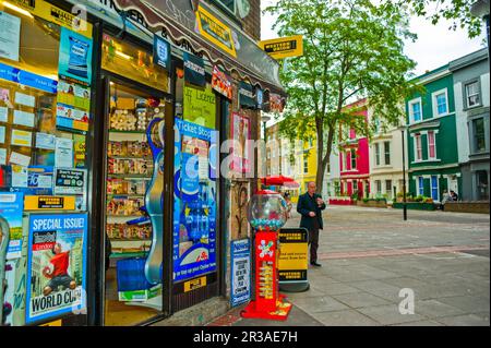 Londra, Regno Unito, Man Walking, Street Scenes, Portobello Road Market, i negozi di fronte ai vecchi negozi, Portobello Street Shops london Foto Stock