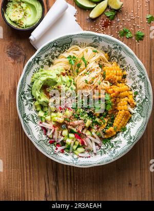 Spaghetti vegani con avocado e mousse di semi di sesamo e insalata Foto Stock