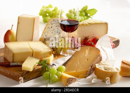 Una vita morta di formaggi francesi con vino rosso e uva Foto Stock