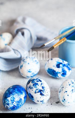 Uova di Pasqua tinte. Ð¡blu lassico 2020 uova di Pasqua su sfondo grigio. Uova di pasqua puntinate blu wi Foto Stock