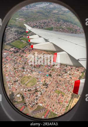 Vista di un'ala di aeroplano fuori dalla finestra Foto Stock