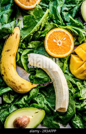 Banane, arance, mango, avocado e spinaci per un frullato Foto Stock