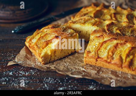 Torta di mele rustica fatta in casa su un vecchio tavolo di legno vintage. Sfondo scuro. Panetteria stagionale. A. Foto Stock