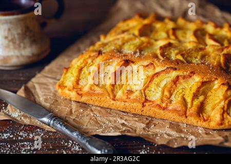 Torta di mele rustica fatta in casa su un vecchio tavolo di legno vintage. Sfondo scuro. Panetteria stagionale. A. Foto Stock