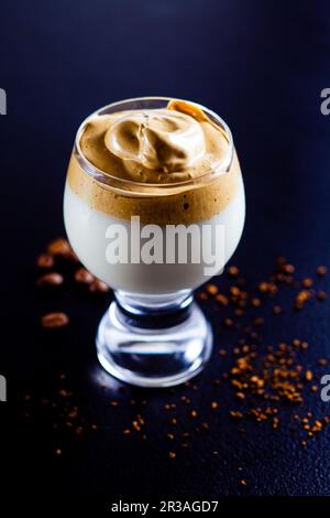 Caffè Dalgona - mousse istantanea del caffè nel bicchiere Foto Stock