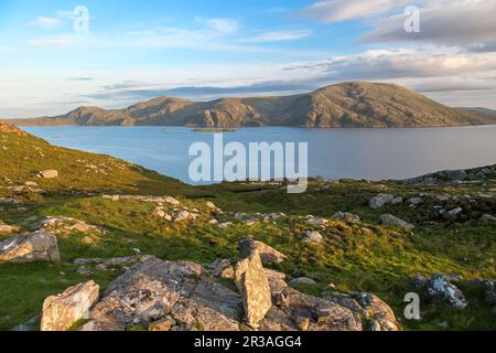 Loch A Siar e South Harris Mountain Panorama in luce calda sera, Harris, Ebridi esterne, Western Isles, Scozia, Regno Unito Foto Stock