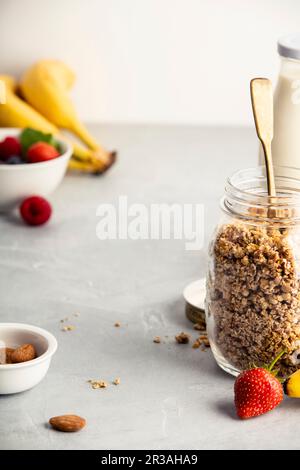 Muesli fatti in casa in un barattolo di vetro Foto Stock