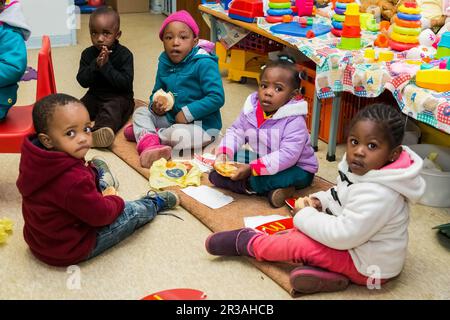 I bambini africani giovani al piccolo Preschool di Daycare di Creche Foto Stock