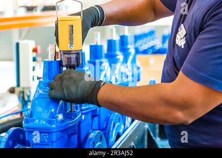 Stabilimento industriale di produzione e assemblaggio di valvole Foto Stock