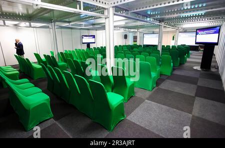 File di sedie vuote in grande sala conferenze per convegni o conferenze aziendali Foto Stock