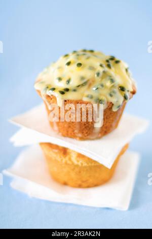 Due muffin alla frutta passionata glassata Foto Stock