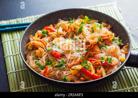 Friggere asiatico in padella - filetti di fagioli con verdure e gamberi Foto Stock