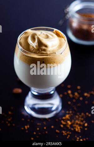 Caffè Dalgona - mousse istantanea del caffè nel bicchiere Foto Stock