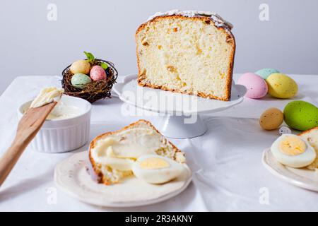 Tavolo da primo piano servito per il tradizionale brunch pasquale Foto Stock