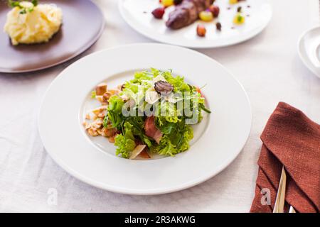 Antipasto con foglie di insalata verde e prosciutto Foto Stock