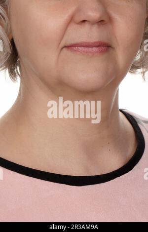La parte inferiore del volto di una donna anziana dopo cinquanta anni, con evidenti cambiamenti e rughe legati all'età. Foto Stock